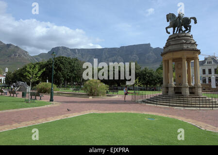 memorial statue in Company`s Gardens and Table Mountain, Cape Town, South Africa Stock Photo